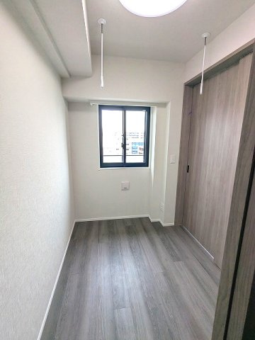 URBANEX上野の設備|インターネット無料
洋室に照明付
スライドドアのクローゼット
取り外し可能な室内物干し設備付
フロアで内装カラーホワイトとブラウンが選べます