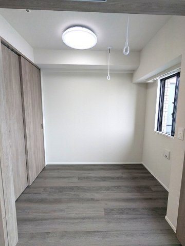 URBANEX上野の設備|インターネット無料
洋室に照明付
スライドドアのクローゼット
取り外し可能な室内物干し設備付
フロアで内装カラーホワイトとブラウンが選べます