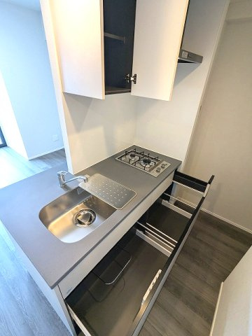 URBANEX上野の設備|ガス2口システムカウンターキッチン、料理しやすくシンクカバー付、奥まで整理しやすいスライド式の収納です