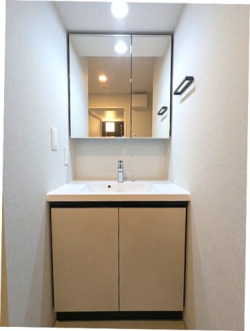 URBANEX上野の設備|トイレと独立した洗面脱衣室、2面鏡付洗面台です