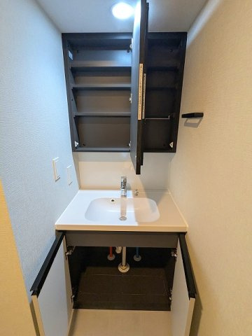 URBANEX上野の設備|トイレと独立した洗面脱衣室、2面鏡付洗面台です