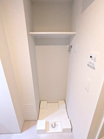 URBANEX上野の設備|トイレと独立した洗面脱衣室の洗濯機置場は排水口のお手入れしやすい様に手前中央に配置し、足高の防水パンです