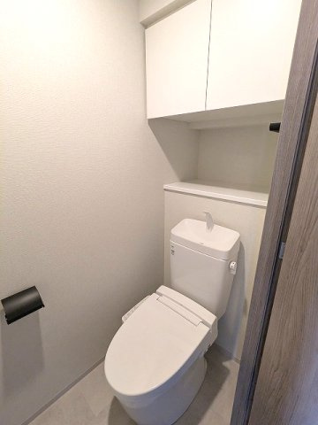 URBANEX上野のトイレ|洗面室と独立した温水洗浄便座です