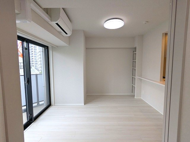 URBANEX上野の設備|インターネット無料
リビングにエアコン付、全室照明付
カウンターキッチン、便利な収納付きです
フロアで内装カラーホワイトとブラウンが選べます