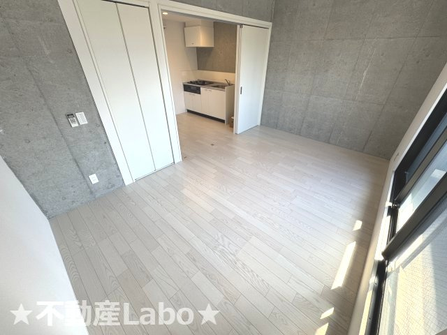 ピーススクエア常三島の洋室