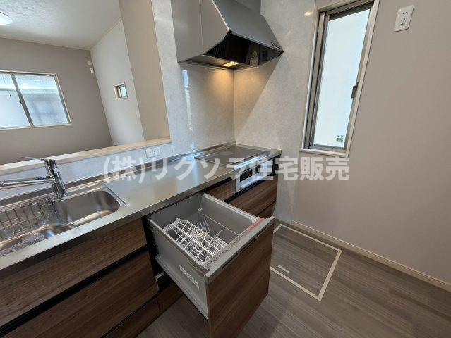 尊延寺5丁目　中古一戸建てのキッチン|食器洗い乾燥機付きビルトイン3口コンロ
■物件内覧・資金計画相談・住宅ローン相談、リフォーム相談、お問合せ受付中■
※当日・翌日のご内覧、ご相談はお電話でのお問合せがスムーズです！