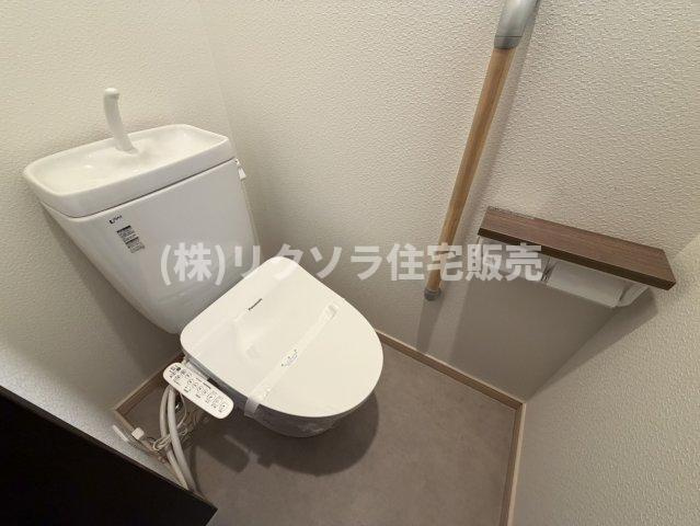 尊延寺5丁目　中古一戸建てのトイレ|温水洗浄便座付き
■物件内覧・資金計画相談・住宅ローン相談、リフォーム相談、お問合せ受付中■
※当日・翌日のご内覧、ご相談はお電話でのお問合せがスムーズです！