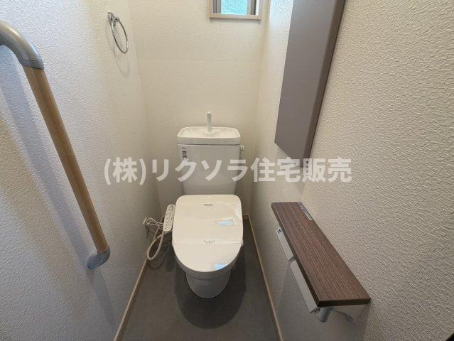 尊延寺5丁目　中古一戸建ての設備|2階トイレ
■物件内覧・資金計画相談・住宅ローン相談、リフォーム相談、お問合せ受付中■
※当日・翌日のご内覧、ご相談はお電話でのお問合せがスムーズです！