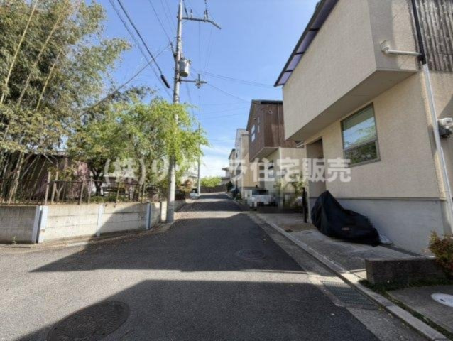 尊延寺5丁目　中古一戸建ての前面道路含む現地写真|角地　南西　幅員5.0ｍ　南東　幅員4.7ｍ
■物件内覧・資金計画相談・住宅ローン相談、リフォーム相談、お問合せ受付中■
※当日・翌日のご内覧、ご相談はお電話でのお問合せがスムーズです！