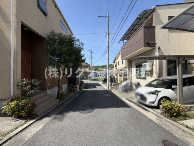 尊延寺5丁目　中古一戸建ての前面道路含む現地写真|角地　南西　幅員5.0ｍ　南東　幅員4.7ｍ
■物件内覧・資金計画相談・住宅ローン相談、リフォーム相談、お問合せ受付中■
※当日・翌日のご内覧、ご相談はお電話でのお問合せがスムーズです！
