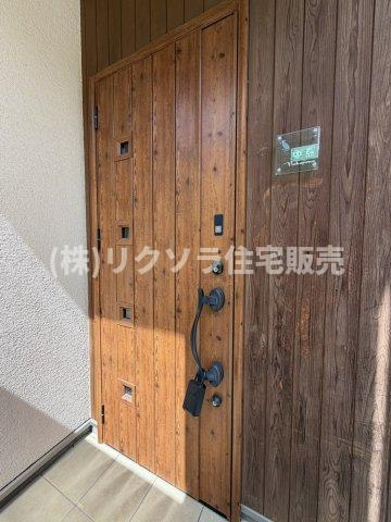 尊延寺5丁目　中古一戸建ての玄関|オシャレな玄関ドア
■物件内覧・資金計画相談・住宅ローン相談、リフォーム相談、お問合せ受付中■
※当日・翌日のご内覧、ご相談はお電話でのお問合せがスムーズです！