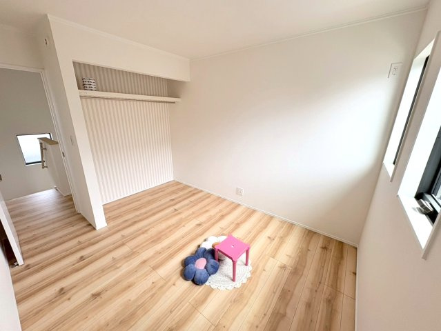 ダイマルタウン　岐阜市東鶉第16　全9区画分譲の洋室|全居室に大型収納を設置。窓ガラスは断熱性能や結露防止効果の高いLOW-E複層ガラスを採用しています。