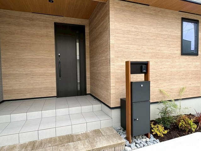 ダイマルタウン　岐阜市東鶉第16　全9区画分譲の玄関|玄関ドアの鍵はディンプルキーと内側はサムターンキーになっており防犯性の高い仕様になっています。
