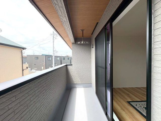 ダイマルタウン　岐阜市東鶉第16　全9区画分譲のバルコニー|バルコニーは南向きで洗濯物もよく乾きます！強度と表面積硬度を持つFPRで防水しています。
