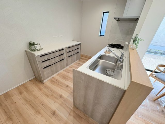 ダイマルタウン　岐阜市東鶉第16　全9区画分譲の設備|大容量収納でキッチンをすっきり保つカップボード。毎日のキッチン時間をより快適にします。