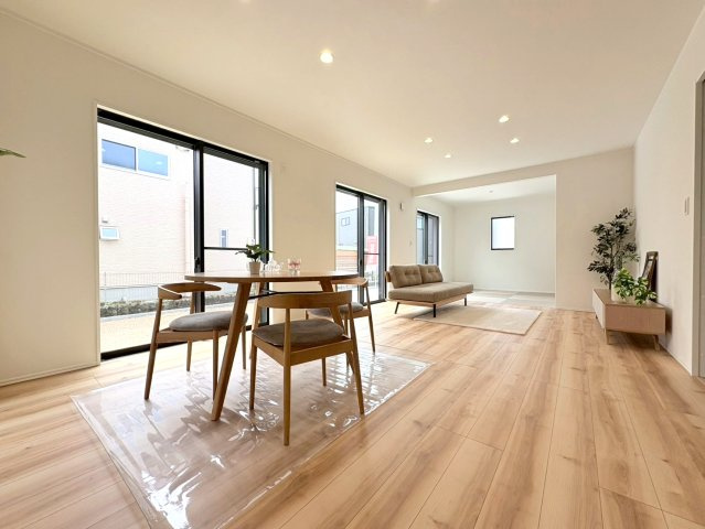 ダイマルタウン　岐阜市東鶉第16　全9区画分譲の居間・リビング|シンプルで温かみのあるナチュラルテイストのリビングダイニング。広々設計でゆとりのある空間です。※家具はイメージです