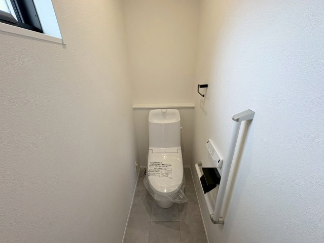 ダイマルタウン　岐阜市東鶉第16　全9区画分譲のトイレ|新素材「アクアセラミック」は、便器洗浄やお掃除をするたび汚物を浮かせて洗い流すのでお掃除楽々です。