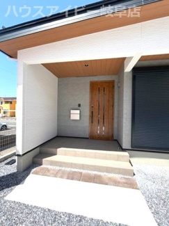 【玄関】 | 岐南町伏屋新築建売全3棟！収納豊富なお家！お車スペース3台可能！食器洗浄乾燥機付きシステムキッチン♪ | 岐南町伏屋新築建売全3棟！収納豊富なお家！お車スペース3台可能！食器洗浄乾燥機付きシステムキッチン♪