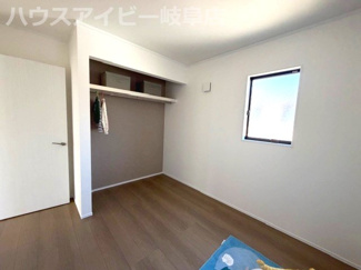 【洋室】 | 岐南町伏屋新築建売全3棟！収納豊富なお家！お車スペース3台可能！食器洗浄乾燥機付きシステムキッチン♪ | 岐南町伏屋新築建売全3棟！収納豊富なお家！お車スペース3台可能！食器洗浄乾燥機付きシステムキッチン♪