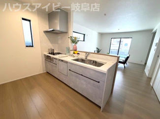 【キッチン】 | 岐南町伏屋新築建売全3棟！収納豊富なお家！お車スペース3台可能！食器洗浄乾燥機付きシステムキッチン♪ | 岐南町伏屋新築建売全3棟！収納豊富なお家！お車スペース3台可能！食器洗浄乾燥機付きシステムキッチン♪