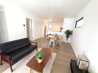 【居間・リビング】 | 岐南町伏屋新築建売全3棟！収納豊富なお家！お車スペース3台可能！食器洗浄乾燥機付きシステムキッチン♪ | 岐南町伏屋新築建売全3棟！収納豊富なお家！お車スペース3台可能！食器洗浄乾燥機付きシステムキッチン♪