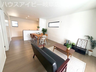 【居間・リビング】 | 岐南町伏屋新築建売全3棟！収納豊富なお家！お車スペース3台可能！食器洗浄乾燥機付きシステムキッチン♪ | 岐南町伏屋新築建売全3棟！収納豊富なお家！お車スペース3台可能！食器洗浄乾燥機付きシステムキッチン♪