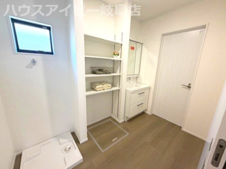 【脱衣所】 | 岐南町伏屋新築建売全3棟！収納豊富なお家！お車スペース3台可能！食器洗浄乾燥機付きシステムキッチン♪ | 岐南町伏屋新築建売全3棟！収納豊富なお家！お車スペース3台可能！食器洗浄乾燥機付きシステムキッチン♪