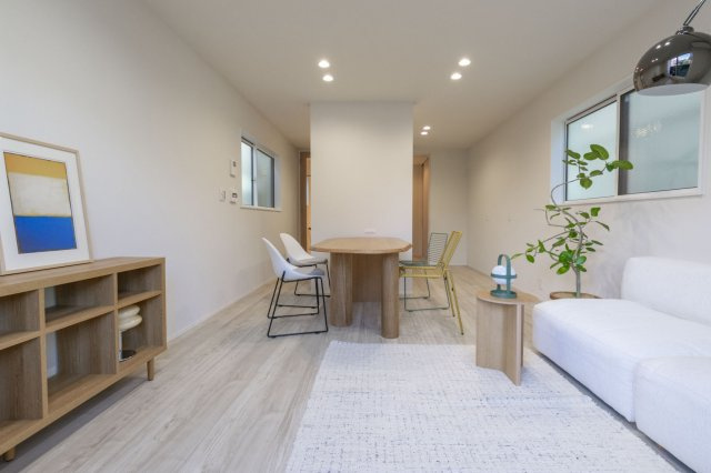 草津市野路2丁目　新築戸建の居間・リビング