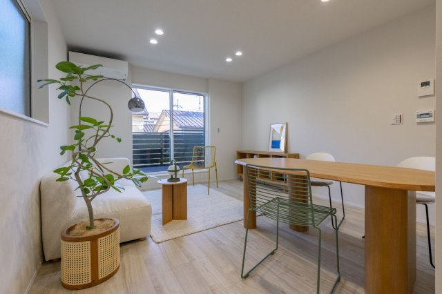 草津市野路2丁目　新築戸建の居間・リビング
