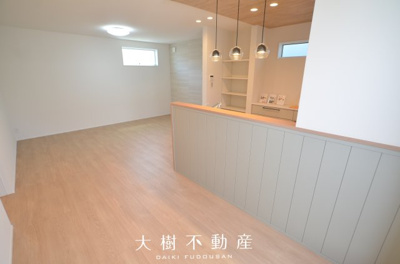 【居間・リビング】 | 綾瀬市寺尾西1丁目　新築戸建て　全１棟【仲介手数料無料】