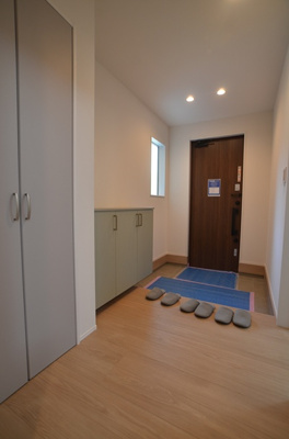 【玄関】 | 綾瀬市寺尾西1丁目　新築戸建て　全１棟【仲介手数料無料】