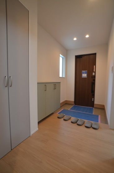 【玄関】 | 綾瀬市寺尾西1丁目　新築戸建て　全１棟【仲介手数料無料】