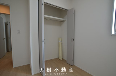 【洋室】 | 綾瀬市寺尾西1丁目　新築戸建て　全１棟【仲介手数料無料】 | 1階　洋室1（5.4帖）クローゼット