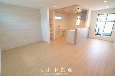 【居間・リビング】 | 綾瀬市寺尾西1丁目　新築戸建て　全１棟【仲介手数料無料】
