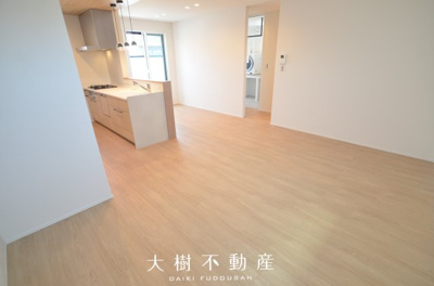 【居間・リビング】 | 綾瀬市寺尾西1丁目　新築戸建て　全１棟【仲介手数料無料】