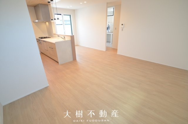 【居間・リビング】 | 綾瀬市寺尾西1丁目　新築戸建て　全１棟【仲介手数料無料】