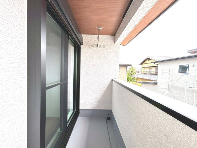 ダイマルタウン　一宮市小信中島第5　全4区画分譲のバルコニー|バルコニーは南向きで洗濯物もよく乾きます！強度と表面積硬度を持つFPRで防水しています。