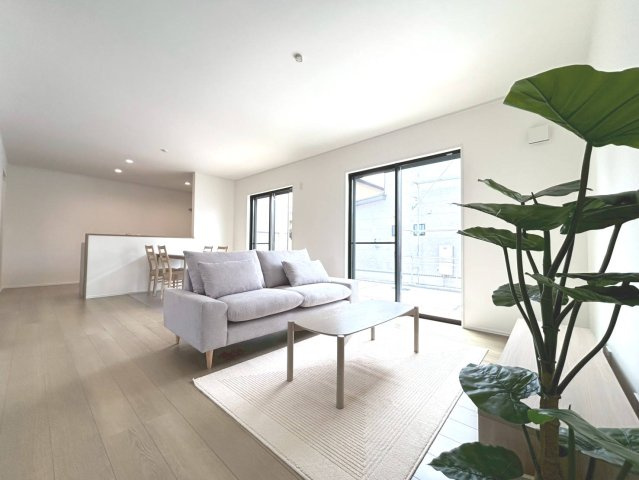 ダイマルタウン　一宮市小信中島第5　全4区画分譲の居間・リビング|シンプルで温かみのあるナチュラルテイストのリビングダイニング。広々設計でゆとりのある空間です。