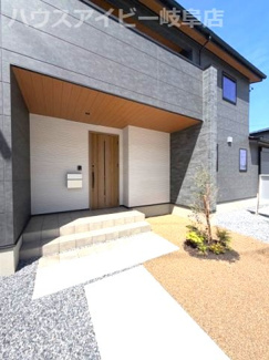 【玄関】 | 岐南町伏屋新築建売全3棟！収納豊富なお家！お車スペース3台可能！食器洗浄乾燥機付きシステムキッチン♪ | 岐南町伏屋新築建売全3棟！収納豊富なお家！お車スペース3台可能！食器洗浄乾燥機付きシステムキッチン♪
