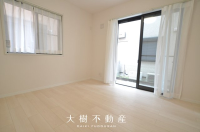 【洋室】 | 座間市相武台3丁目　中古戸建て【仲介手数料無料】 | 1階　洋室2（5.25帖）