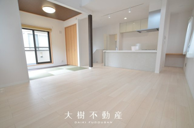 【居間・リビング】 | 座間市相武台3丁目　中古戸建て【仲介手数料無料】 | □■当社なら諸費用を最大限削減できます■□