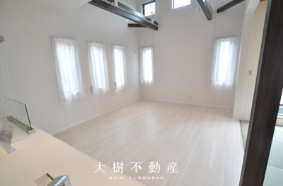 【居間・リビング】 | 座間市相武台3丁目　中古戸建て【仲介手数料無料】 | 宅地建物取引士による不動産のご説明・現地のご案内、住宅金融普及協会住宅ローンアドバイザーが住宅ローンのアドバイスから融資実行までのお手伝いをしっかりサポートします♪