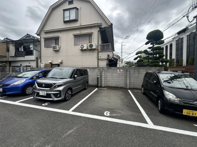 アルベージュ八戸ノ里Ⅱ番館の駐車場