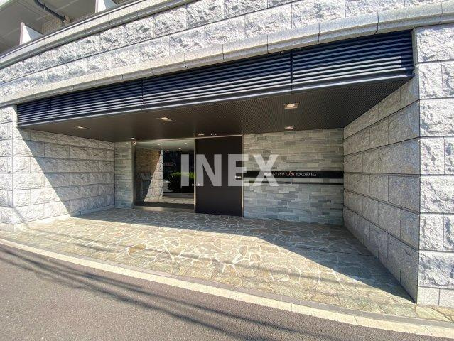 横浜市西区浅間町３丁目の賃貸マンションのエントランス