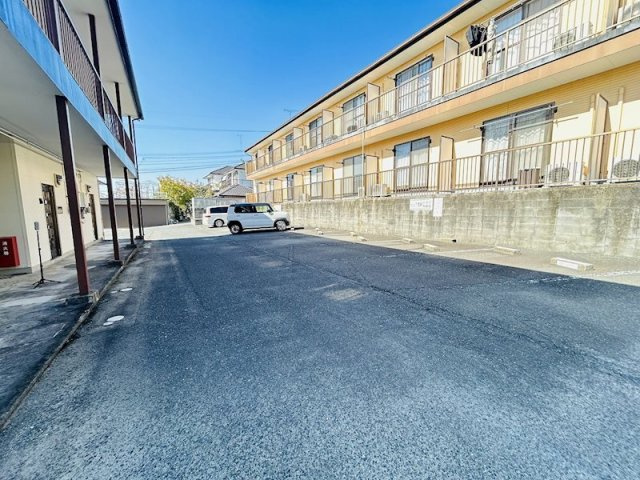 ピュア西新A棟の駐車場