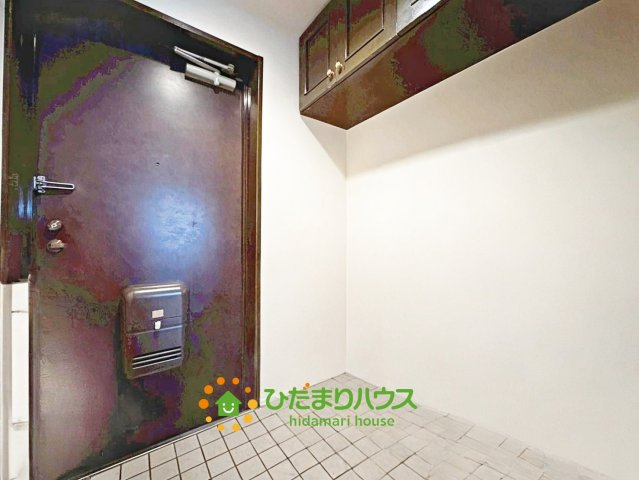 ライオンズマンション久喜南の玄関|玄関が広くお出かけの準備もしやすいですね♪
※AI加工で物を消しております。