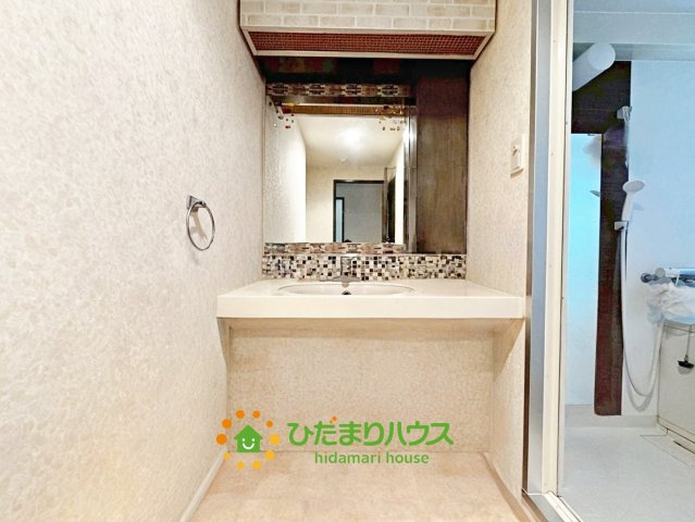ライオンズマンション久喜南の独立洗面台|広い洗面台で毎朝の身支度も捗りますね。
※AI加工で物を消しております。