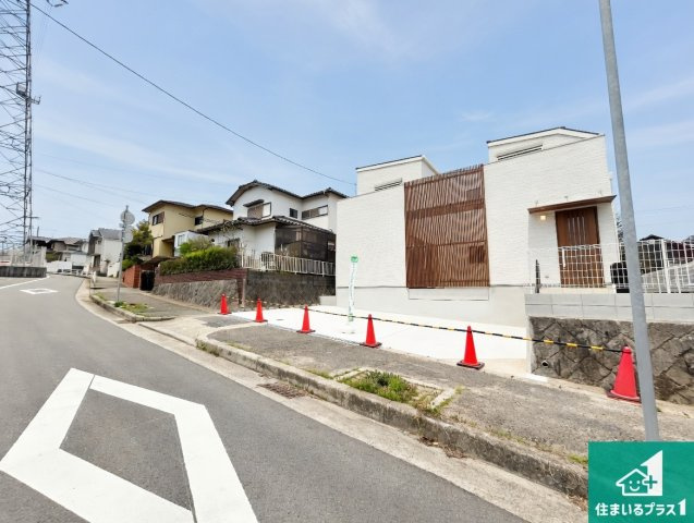 神戸市北区筑紫が丘　新築一戸建ての前面道路含む現地写真|周辺は閑静な住宅街！前面道路広々で車の出し入れも便利です。駐車が苦手な方でも安心して車庫入れできます！