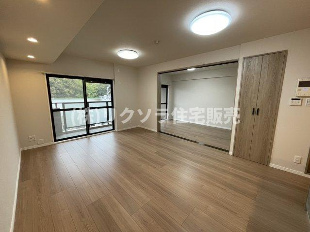 ルモン星田の居間・リビング|LDK15.6帖
■物件内覧・資金計画相談・住宅ローン相談、リフォーム相談、お問合せ受付中■
※当日・翌日のご内覧、ご相談はお電話でのお問合せがスムーズです！