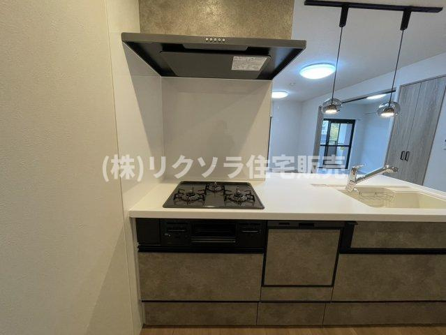 ルモン星田のキッチン|ビルトイン3口コンロ
■物件内覧・資金計画相談・住宅ローン相談、リフォーム相談、お問合せ受付中■
※当日・翌日のご内覧、ご相談はお電話でのお問合せがスムーズです！
